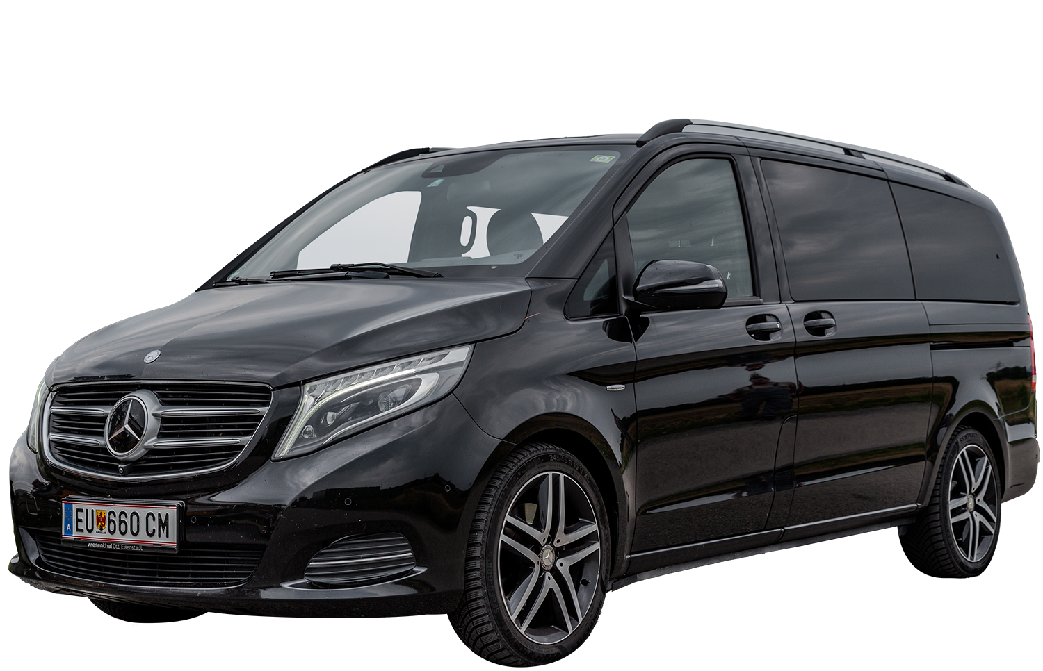 Schwarzer Mercedes-Benz Transporter, geparkt auf weißem Hintergrund, von vorne und von der linken Seite gezeigt.