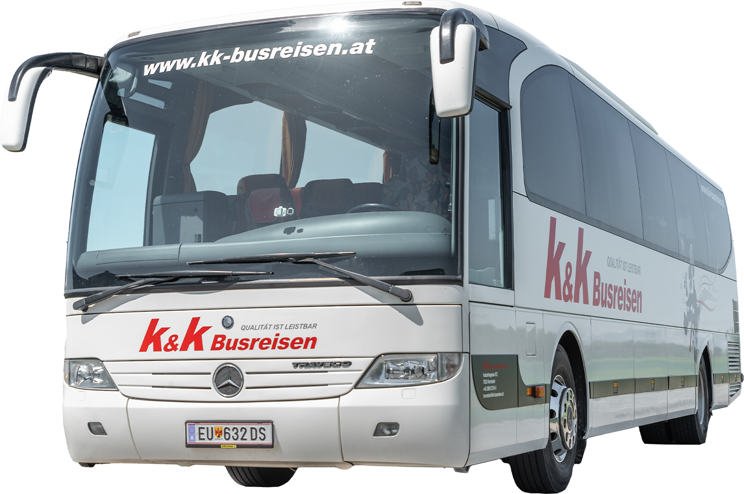 Ein weißer K&K Busreisen Reisebus mit Mercedes-Benz Logo, geparkt an einem klaren Tag.