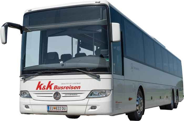 Weißer Reisebus von K&K Busreisen, geparkt an einem klaren Tag, aus einem niedrigen Winkel von vorne gesehen.