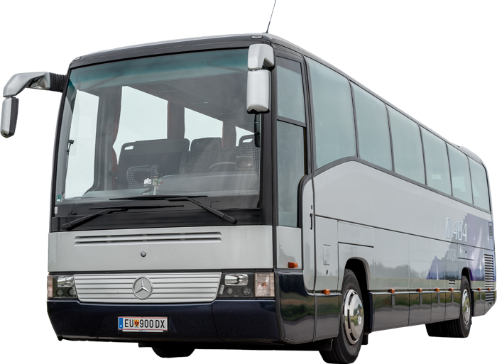 Ein weiß-grauer Mercedes-Benz Reisebus mit großen Fenstern, von der rechten Vorderseite aus gesehen.