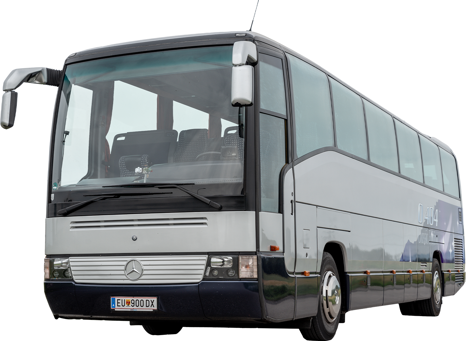 Ein weiß-grauer Mercedes-Benz Reisebus mit großen Fenstern, von der rechten Vorderseite aus gesehen.