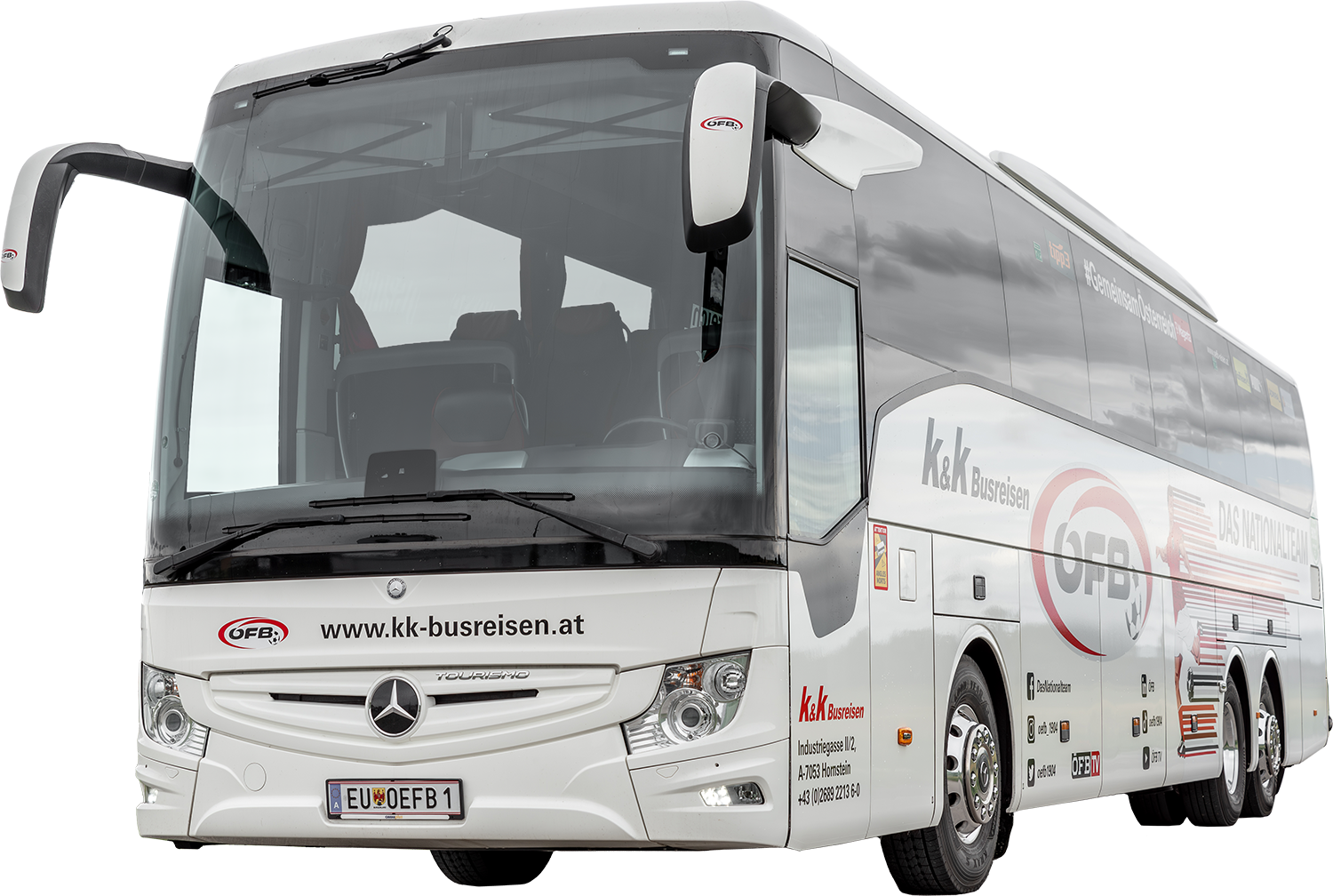 Ein weißer kk Busreisen-Reisebus mit Mercedes-Benz Logo, von vorne links gesehen.