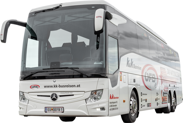 Ein weißer kk Busreisen-Reisebus mit Mercedes-Benz Logo, von vorne links gesehen.