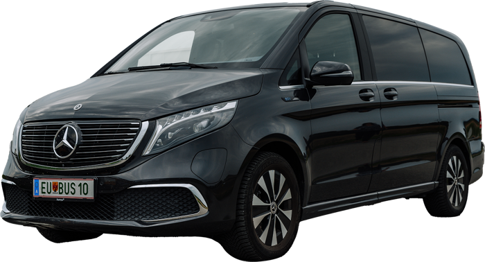 Ein schwarzer Mercedes-Benz Transporter mit getönten Scheiben und europäischem Kennzeichen, von vorne gesehen.