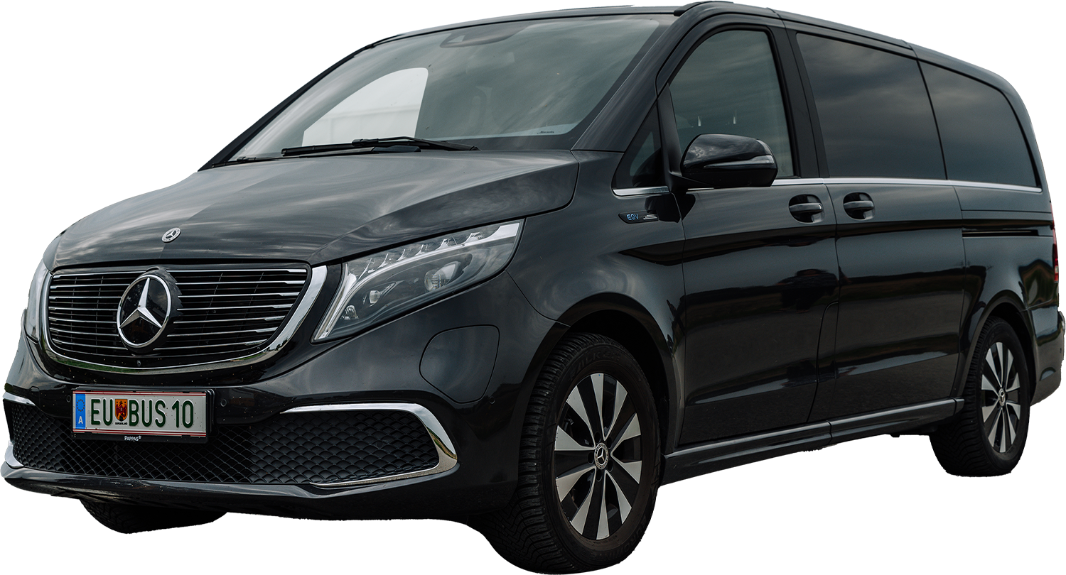 Ein schwarzer Mercedes-Benz Transporter mit getönten Scheiben und europäischem Kennzeichen, von vorne gesehen.