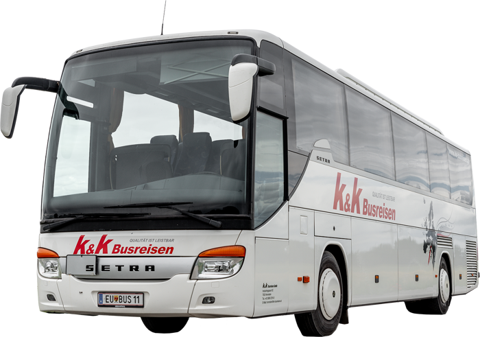 Ein weißer K&K Busreisen-Reisebus mit großen Fenstern und Setra-Logo, von vorne links gesehen.