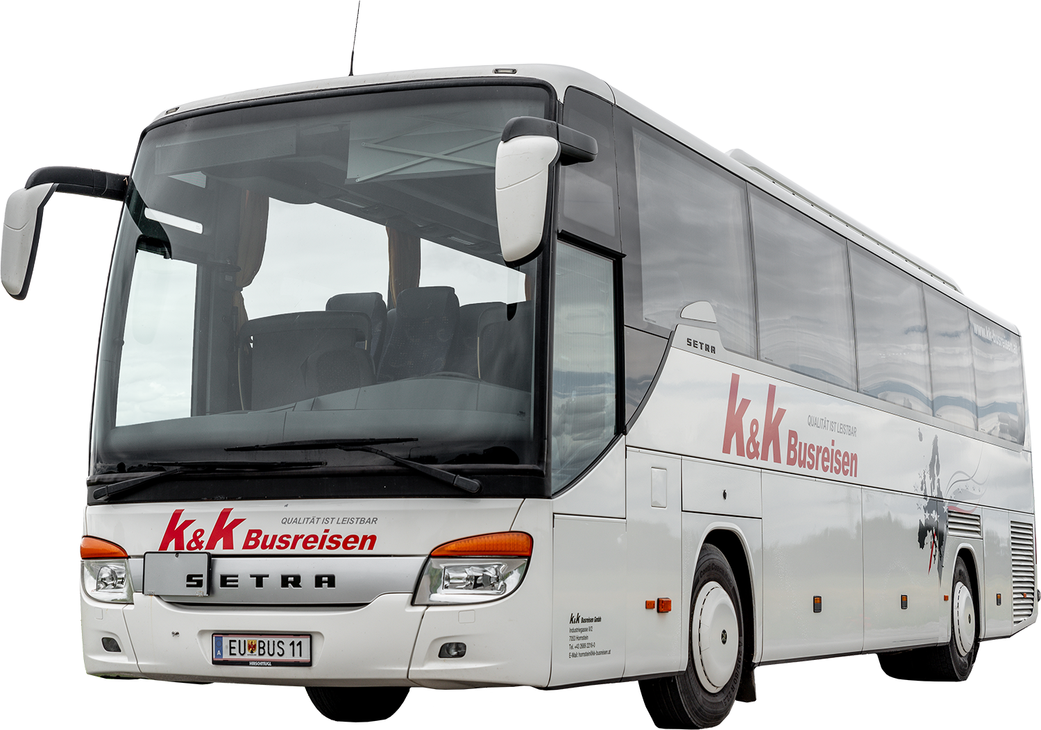 Ein weißer K&K Busreisen-Reisebus mit großen Fenstern und Setra-Logo, von vorne links gesehen.