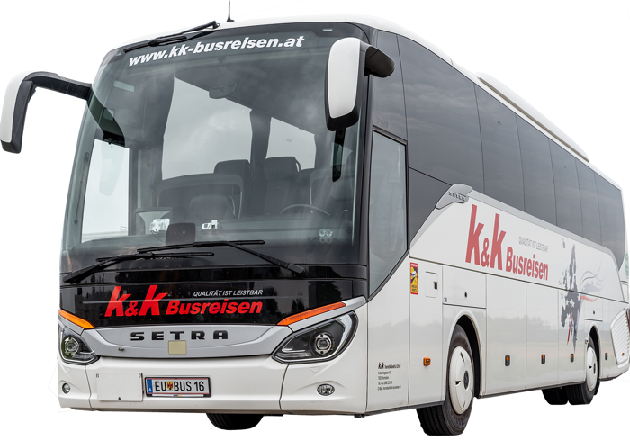 Weißer Reisebus mit k&k Busreisen-Branding, von vorne links fotografiert, isoliert auf weiß.
