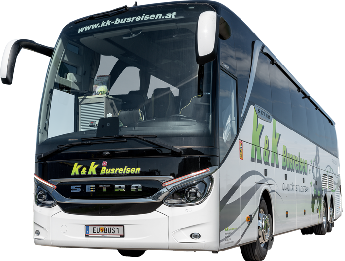 Moderner weiß-schwarzer Reisebus mit k&k Busreisen-Branding, von vorne links gesehen.