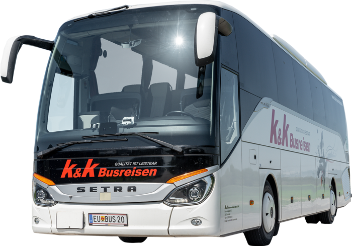 Frontansicht eines weißen Setra Reisebusses mit der Aufschrift K&K Busreisen auf der Windschutzscheibe.