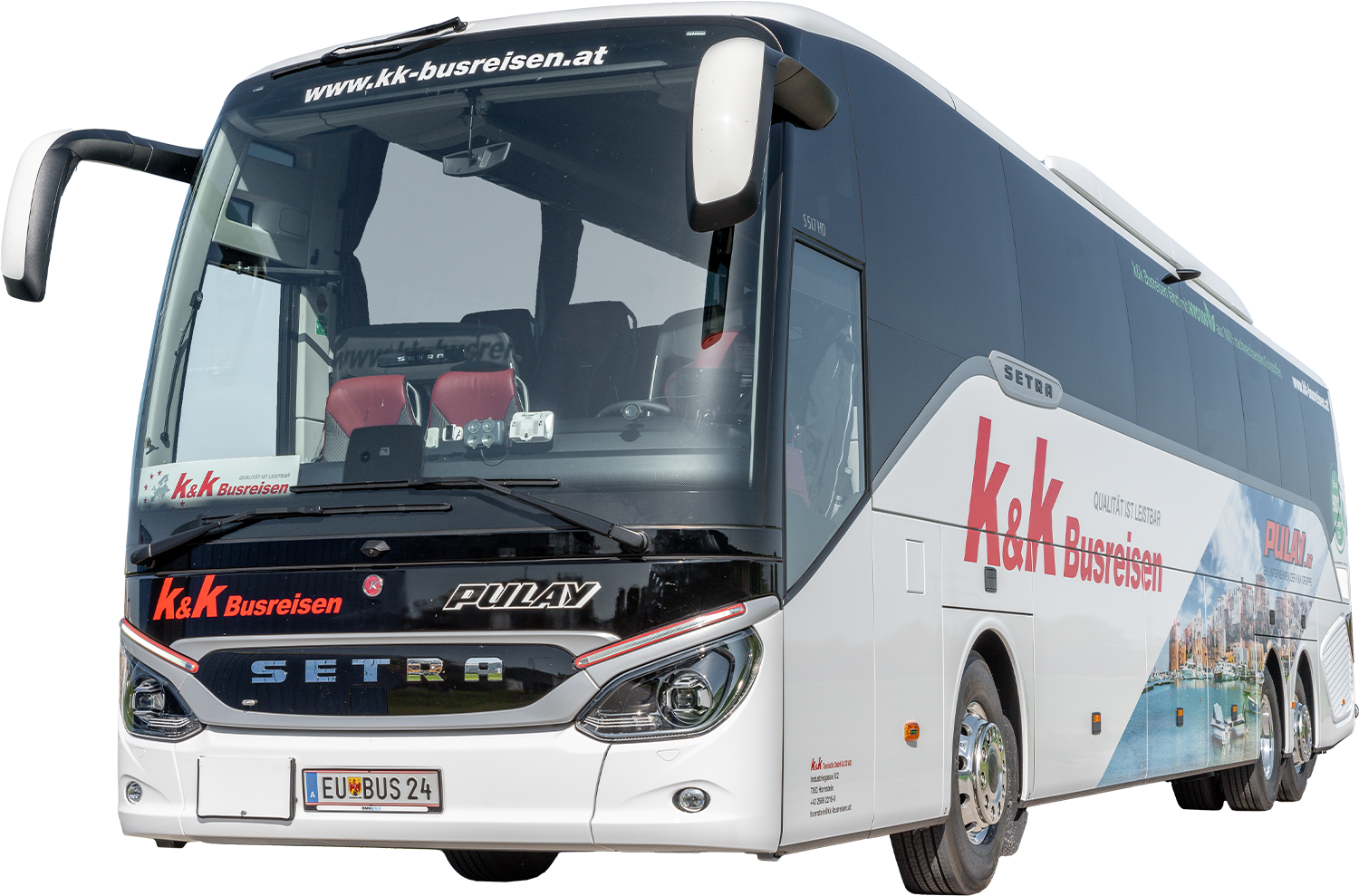 Weißer Setra Reisebus mit k&k Busreisen Schriftzug und Reisebildern auf der Seite, geparkt im Freien.