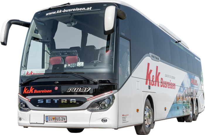 Weißer Setra Reisebus mit k&k Busreisen Schriftzug und Reisebildern auf der Seite, geparkt im Freien.