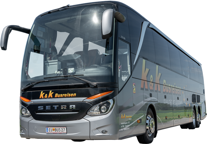 Ein moderner grauer Setra Reisebus mit dem Schriftzug K&K Busreisen an der Seite, geparkt an einem klaren Tag.