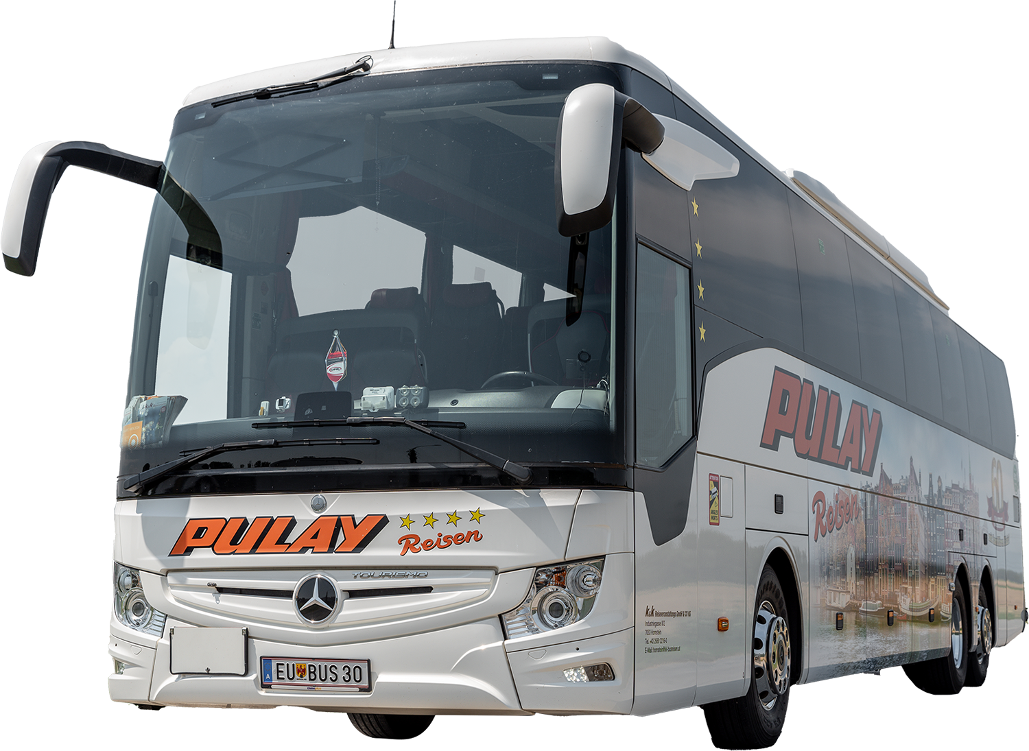 Weißer Pulay Reisen-Reisebus mit großer Frontscheibe und Logo, vorwärts geparkt.