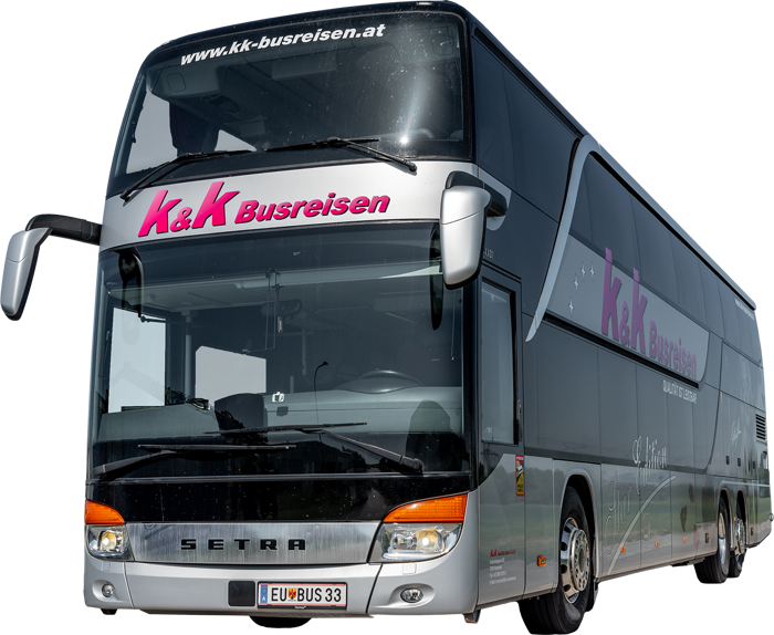 Ein silberner Doppeldeckerbus mit der Aufschrift K&K Busreisen und einer Website auf der Vorderseite und der Seite.