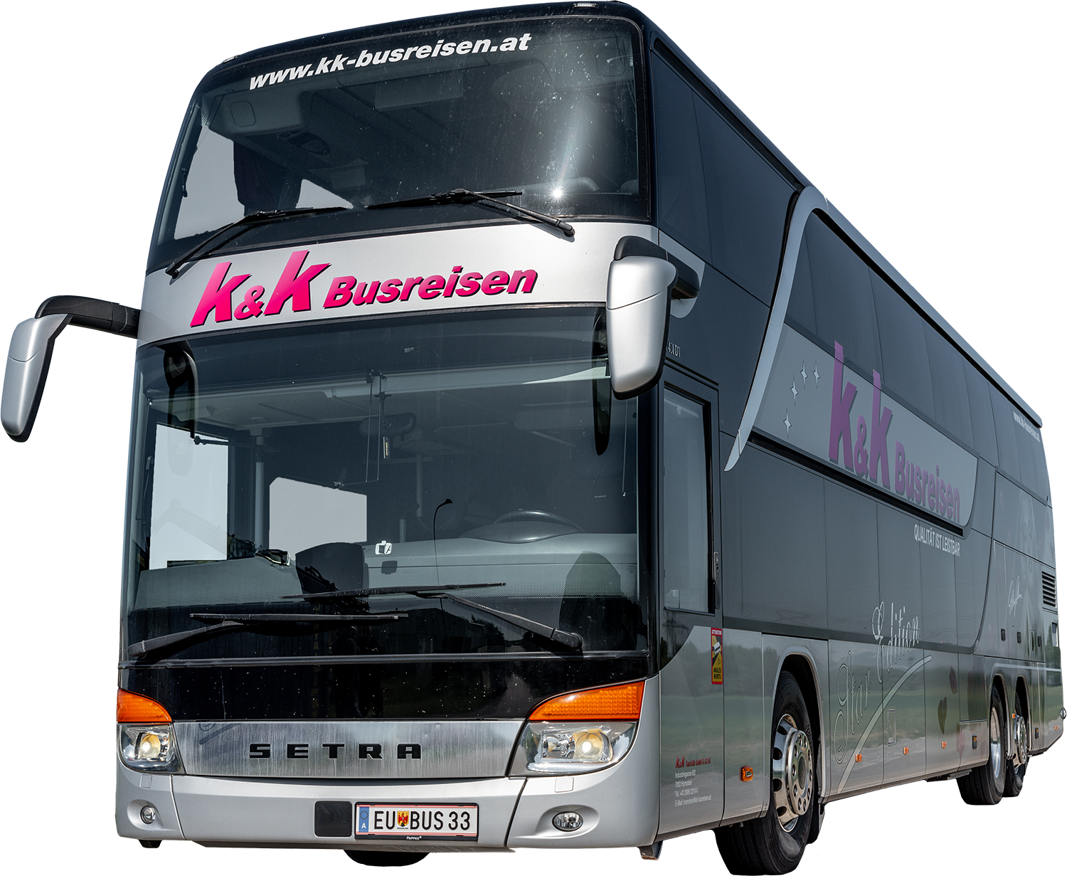 Ein silberner Doppeldeckerbus mit der Aufschrift K&K Busreisen und einer Website auf der Vorderseite und der Seite.