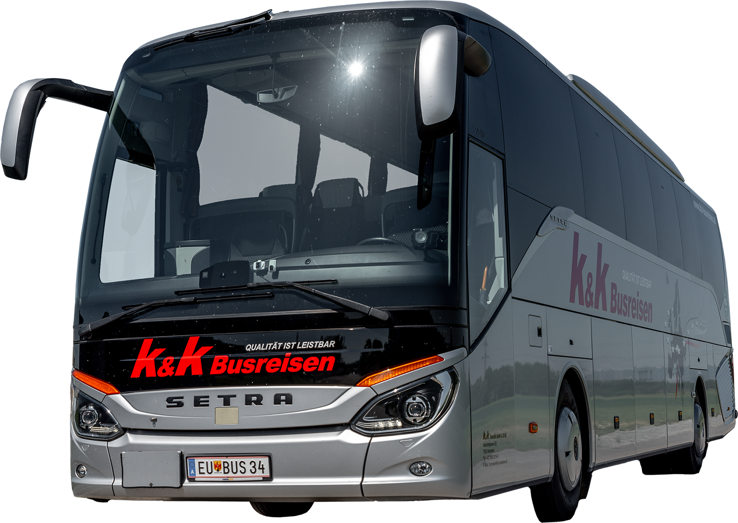 Ein moderner Setra Reisebus mit k&k Busreisen Branding an der Seite und der Front.