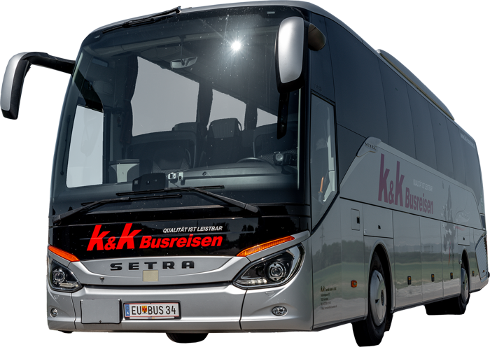 Ein moderner Setra Reisebus mit k&k Busreisen Branding an der Seite und der Front.