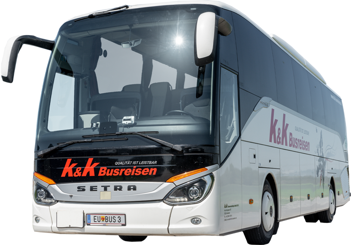 Ein weißer Setra Reisebus mit dem Schriftzug k&k Busreisen auf der Vorderseite und an der Seite, vor weißem Hintergrund.