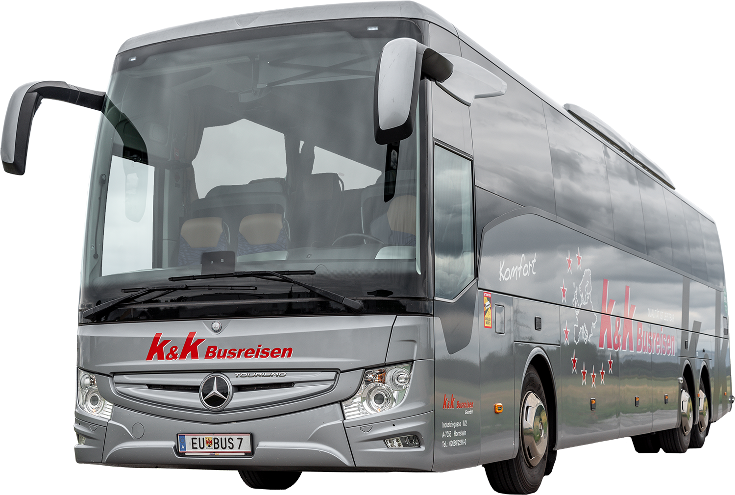 Ein silberner K&K Busreisen Reisebus mit getönten Scheiben und einem Mercedes-Benz Logo auf der Front.