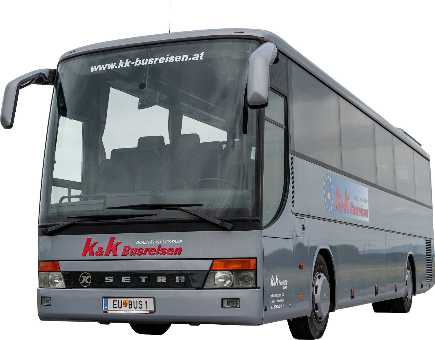 Ein grauer K&K Busreisen Reisebus mit großen Fenstern und europäischem Kennzeichen, von vorne gesehen.