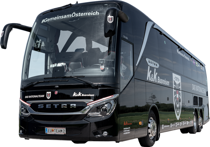 Schwarzer Setra Teambus mit österreichischem Fußball-Branding und #GemeinsamÖsterreich auf der Frontscheibe.