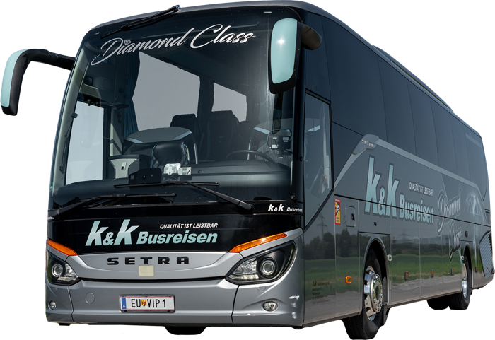 Ein moderner, silberner Setra Reisebus mit der Aufschrift K&K Busreisen Diamond Class parkt an einer Straße.