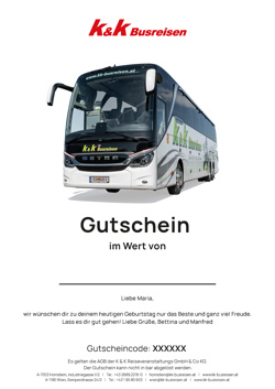 Ein K&K Busreisen Reisebus ist über einem Geburtstagsgutschein mit deutschem Text und einem Codefeld abgebildet.