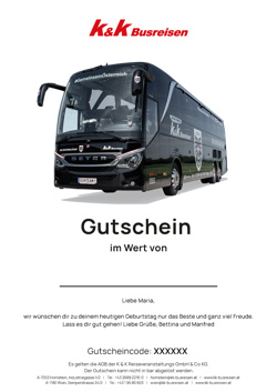 Ein Gutschein von K&K Busreisen mit einem schwarzen Reisebus und einem Geschenkcode, adressiert an Maria.