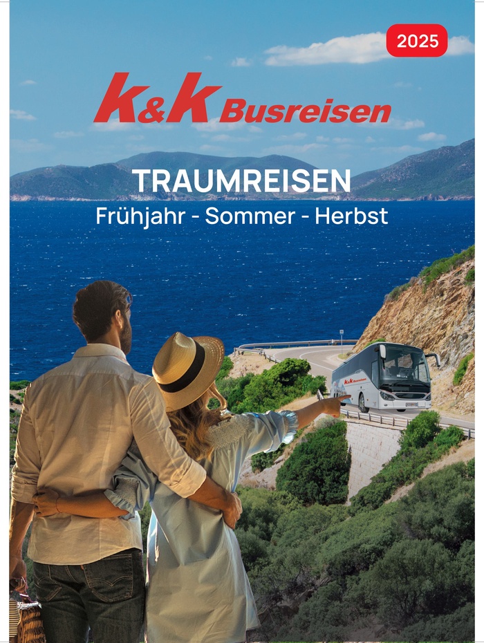 Ein Paar schaut auf einen Bus, der eine Küstenstraße entlangfährt, mit blauem Meer und Bergen im Hintergrund.