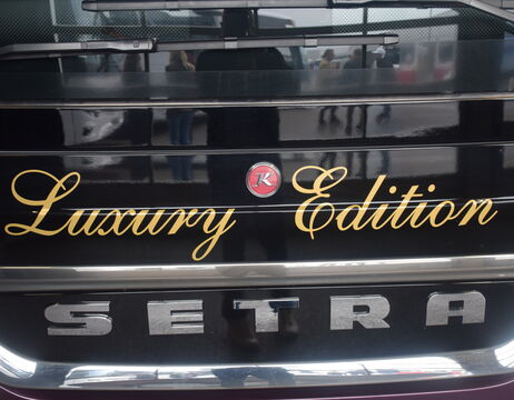 Rückansicht eines schwarzen Fahrzeugs mit goldenem Luxury Edition-Schriftzug und silbernem SETRA-Schriftzug.