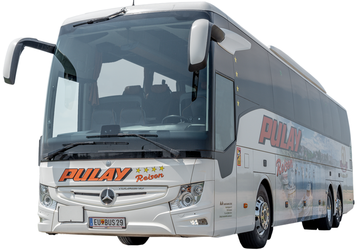 Ein weißer Pulay Reisen Reisebus mit großen Fenstern und Reisegrafiken an der Seite.