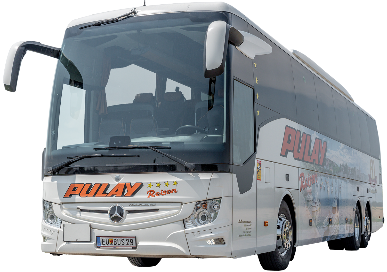 Ein weißer Pulay Reisen Reisebus mit großen Fenstern und Reisegrafiken an der Seite.