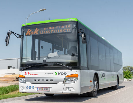 Weißer Setra Linienbus mit K&K Busreisen- und VOR-Logo, der an einem sonnigen Tag geparkt ist.