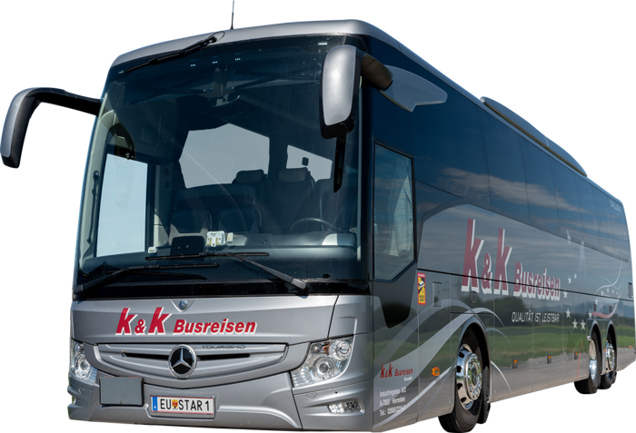 Ein silberner K&K Busreisen Reisebus mit getönten Scheiben und sichtbarem Mercedes-Benz Logo.