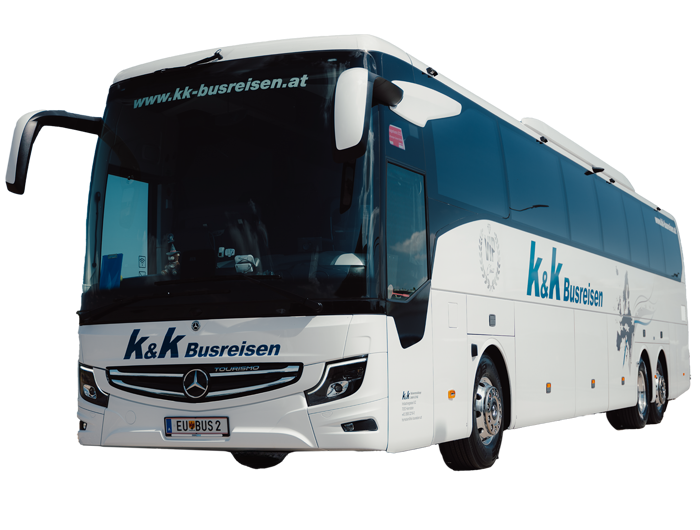 Moderner weißer Reisebus mit K&K Busreisen-Branding, geparkt an einem klaren Tag.