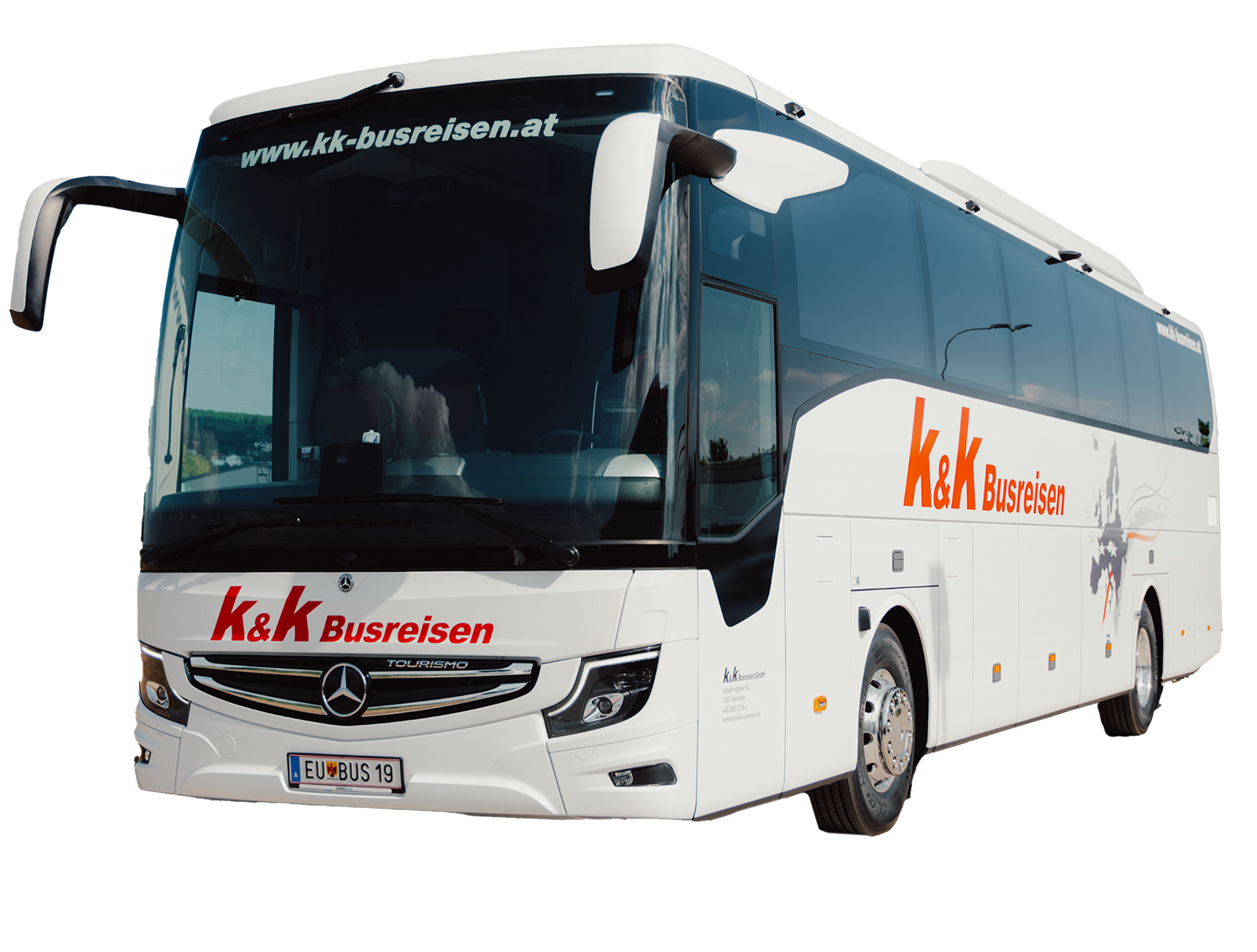 Ein mehrstöckiges Hotelgebäude mit Balkonen und einem roten Eingang unter einem strahlend blauen Himmel.