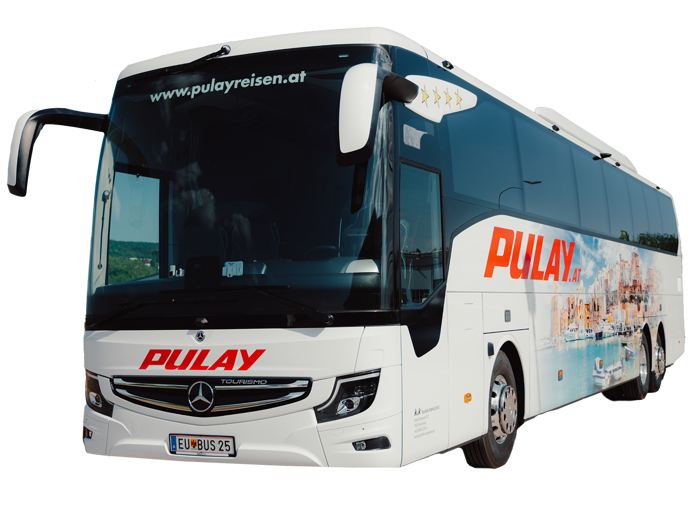 Ein weißer Pulay-Reisebus mit einer landschaftlichen Grafik und der Website pulayreisen.at auf der Frontscheibe.