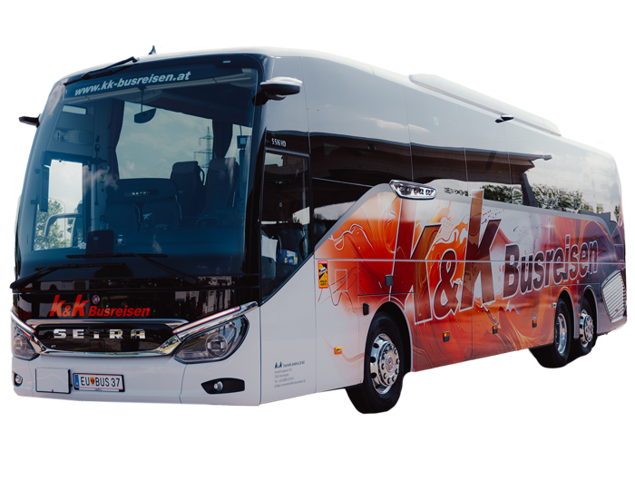 Ein moderner weiß-roter Reisebus mit dem Logo von K&K Busreisen auf der Seite, geparkt auf einem weißen Hintergrund.