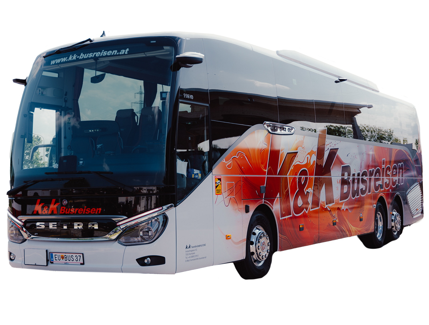 Ein moderner weiß-roter Reisebus mit dem Logo von K&K Busreisen auf der Seite, geparkt auf einem weißen Hintergrund.