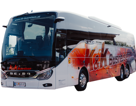Ein moderner weiß-roter Reisebus mit dem Logo von K&K Busreisen auf der Seite, geparkt auf einem weißen Hintergrund.