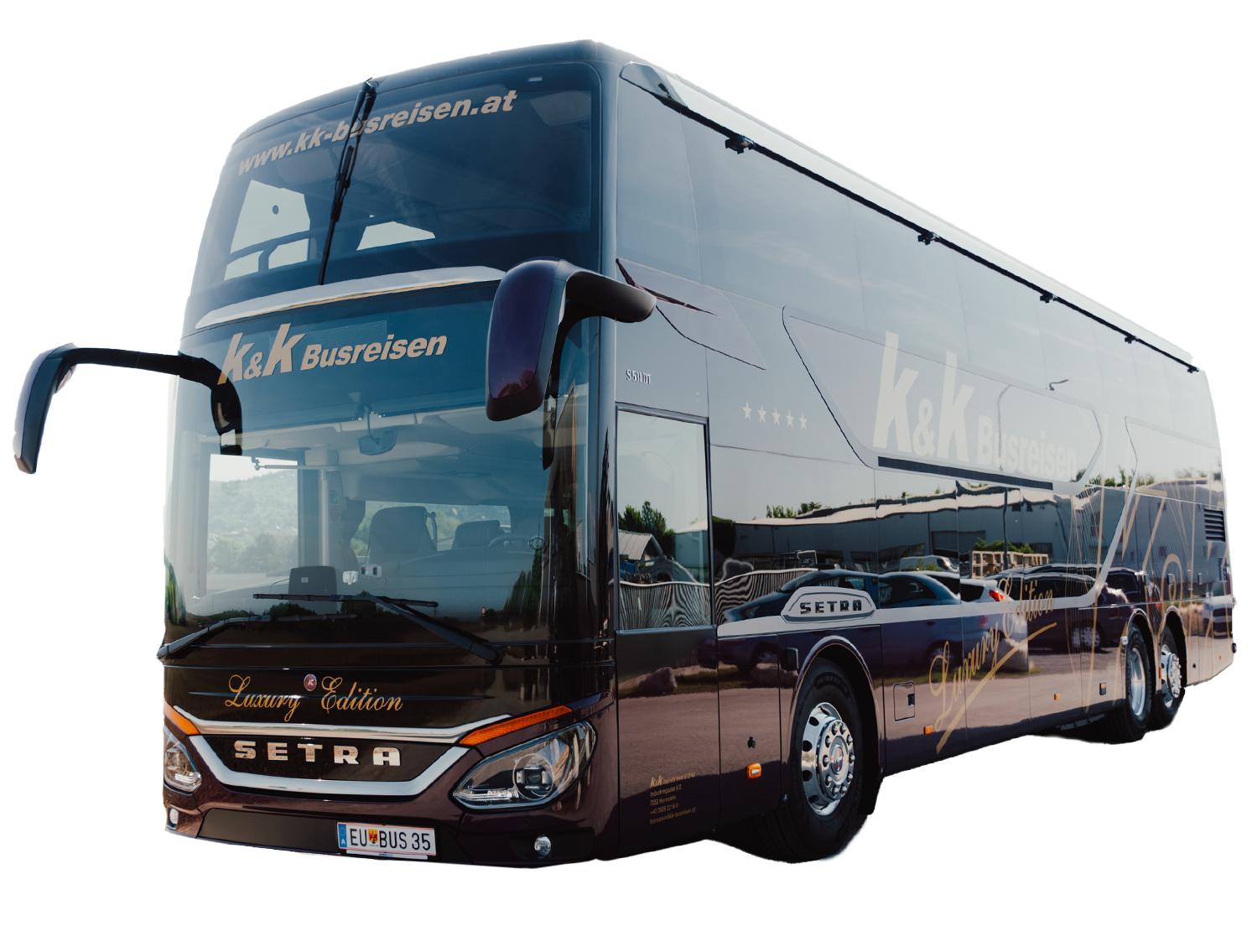 Ein luxuriöser Doppeldecker-Reisebus mit dem Branding von k&k Busreisen parkt im Freien.