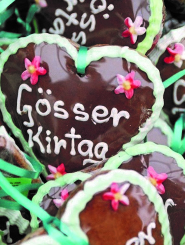 Lebkuchen in Herzform, verziert mit Blumen und dem Schriftzug Gösser Kirtag in weißer Glasur.
