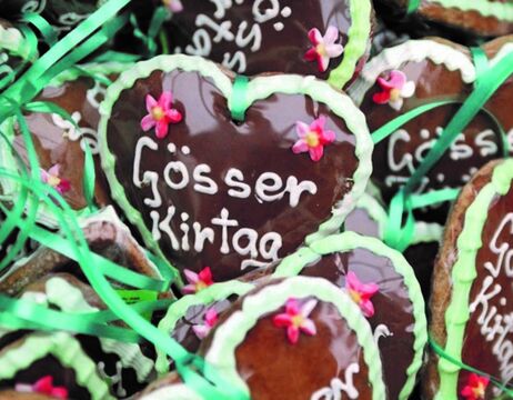 Lebkuchen in Herzform, verziert mit Blumen und dem Schriftzug Gösser Kirtag in weißer Glasur.