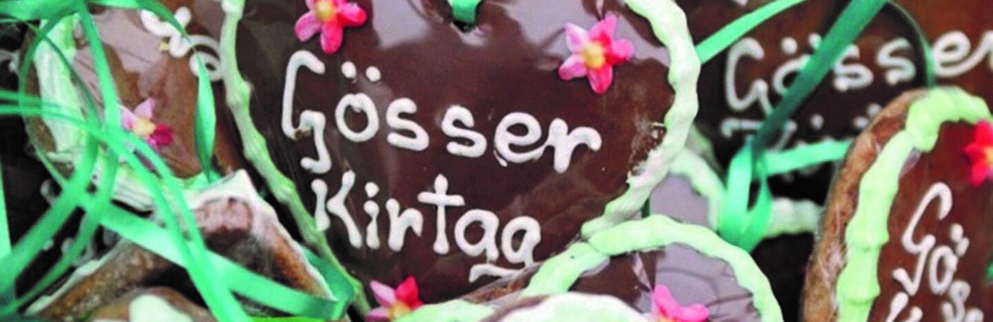 Lebkuchen in Herzform, verziert mit Blumen und dem Schriftzug Gösser Kirtag in weißer Glasur.
