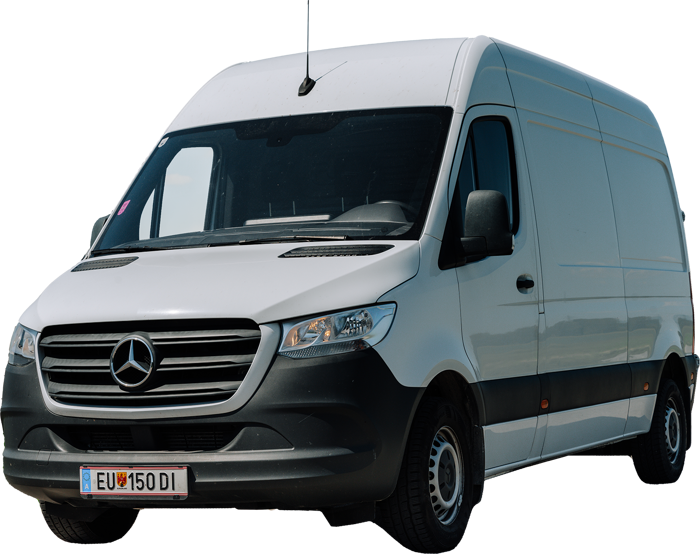 Geparkter weißer Mercedes-Benz Sprinter, Front- und Seitenansicht, europäisches Nummernschild sichtbar.