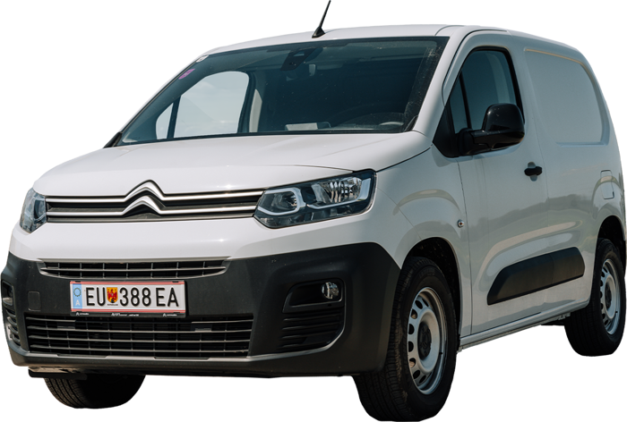 Weißer Citroën-Kleintransporter mit europäischem Nummernschild, von vorne links gesehen, auf weißem Hintergrund.