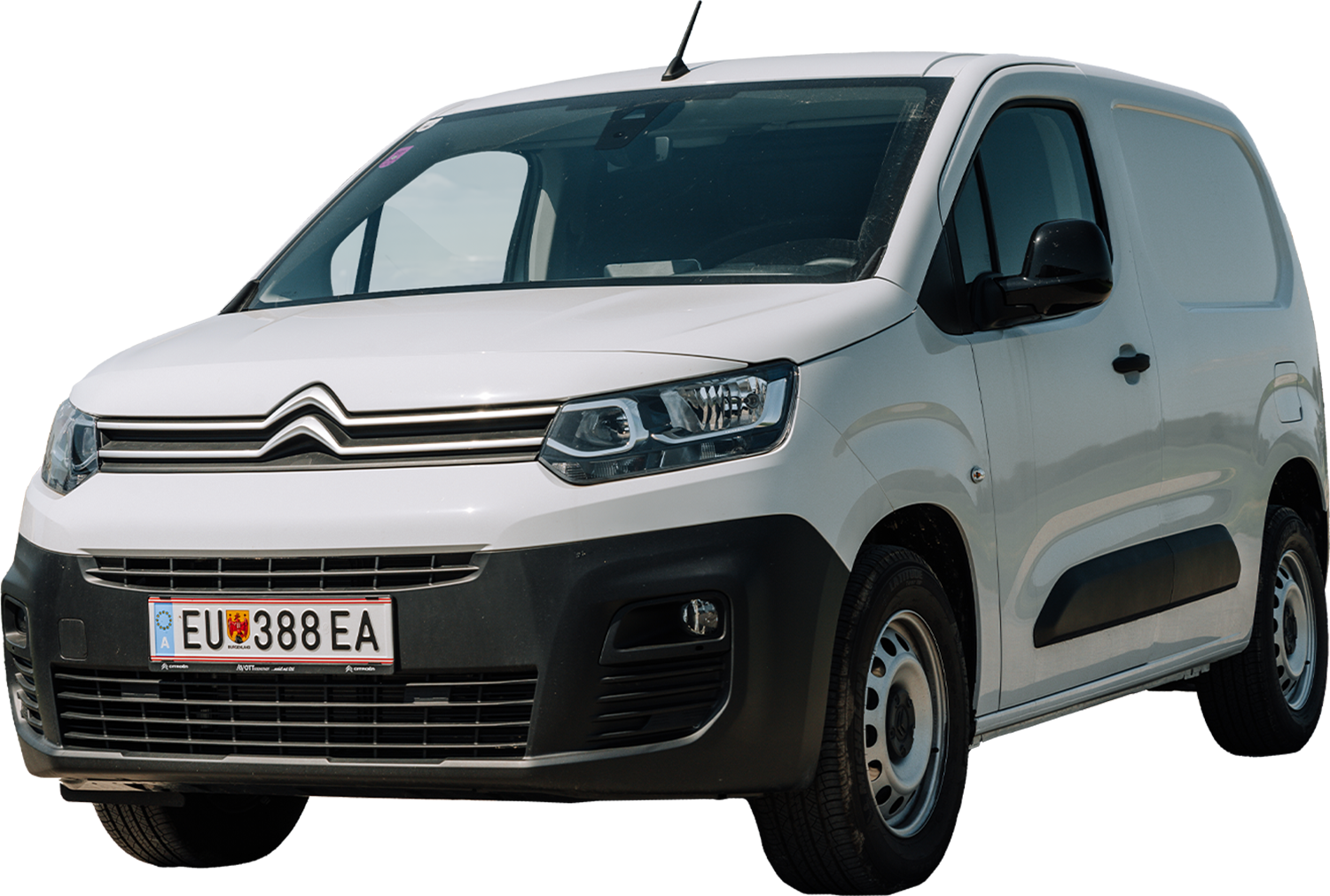 Weißer Citroën-Kleintransporter mit europäischem Nummernschild, von vorne links gesehen, auf weißem Hintergrund.