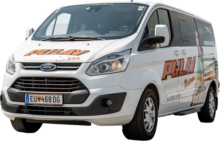 Weißer Ford Transit Transporter mit PULAY Reisen Schriftzug und österreichischem Kennzeichen, Seitenansicht.