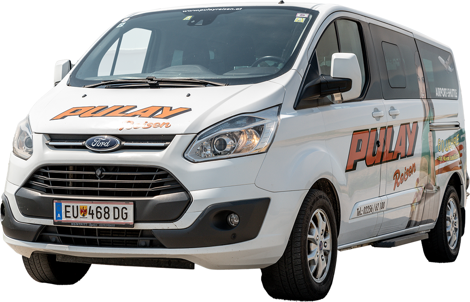 Weißer Ford Transit Transporter mit PULAY Reisen Schriftzug und österreichischem Kennzeichen, Seitenansicht.